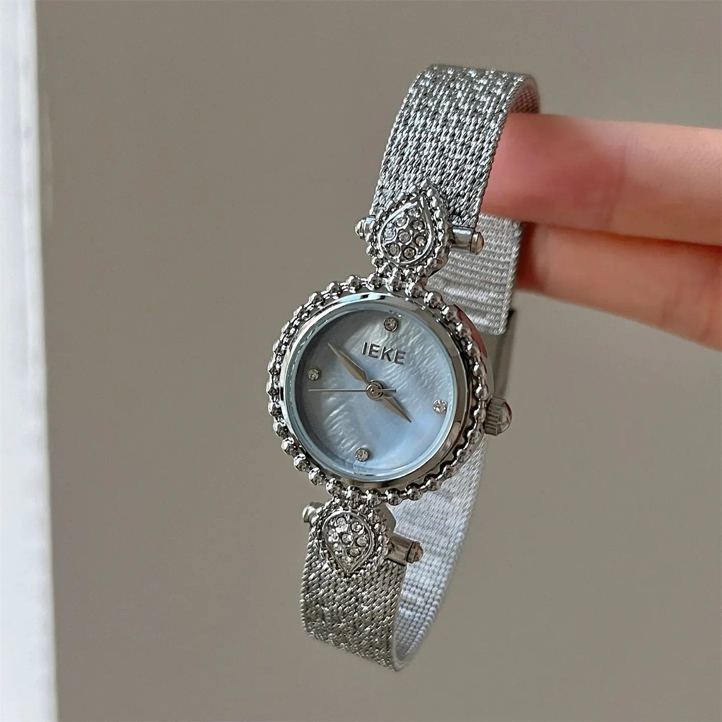 Fashion Casual Retro Court Ancient Style Watch Women