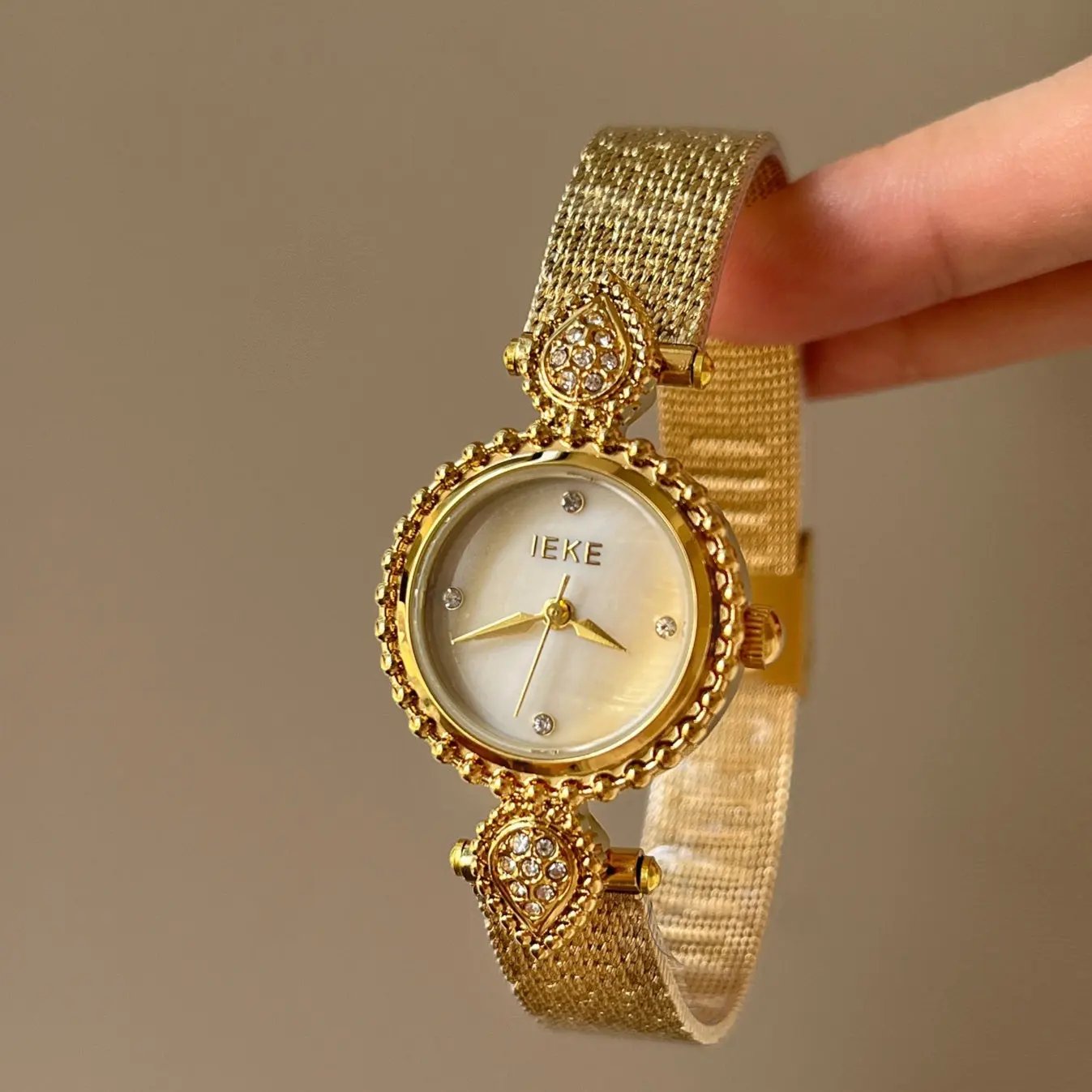 Fashion Casual Retro Court Ancient Style Watch Women